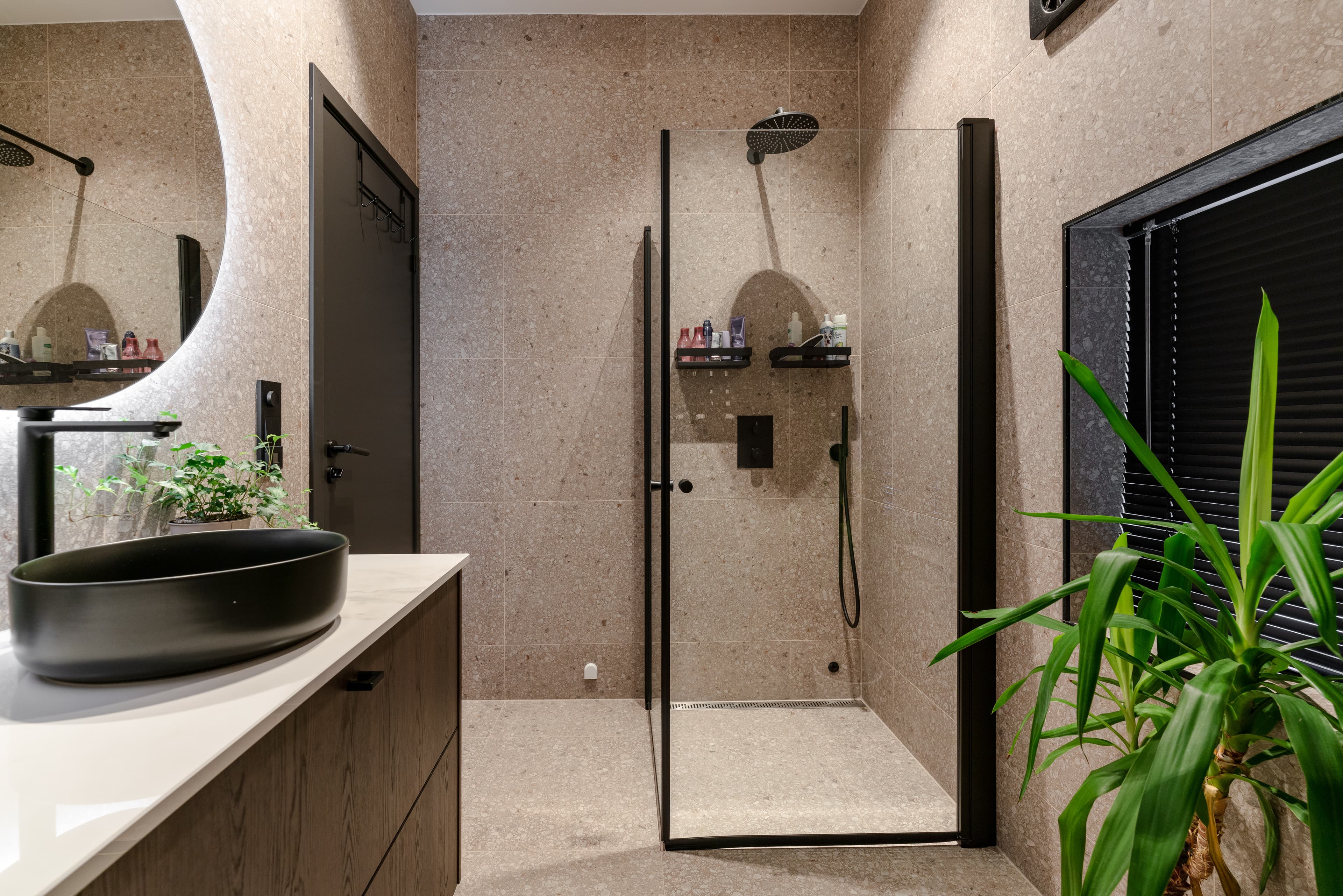 Hovedbad med terrazzo-inspirerte fliser