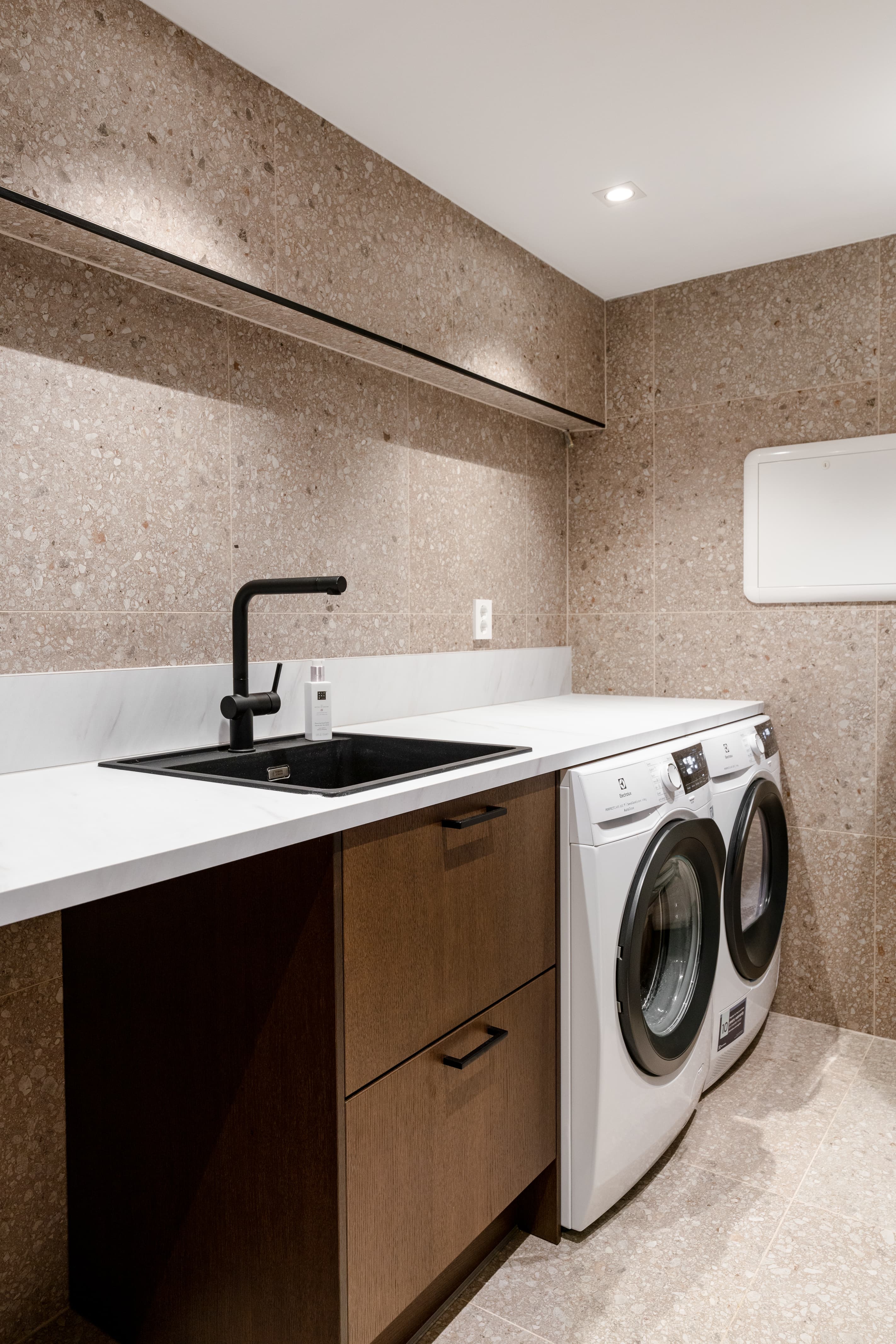 Vaskerom med integrerte hvitevarer