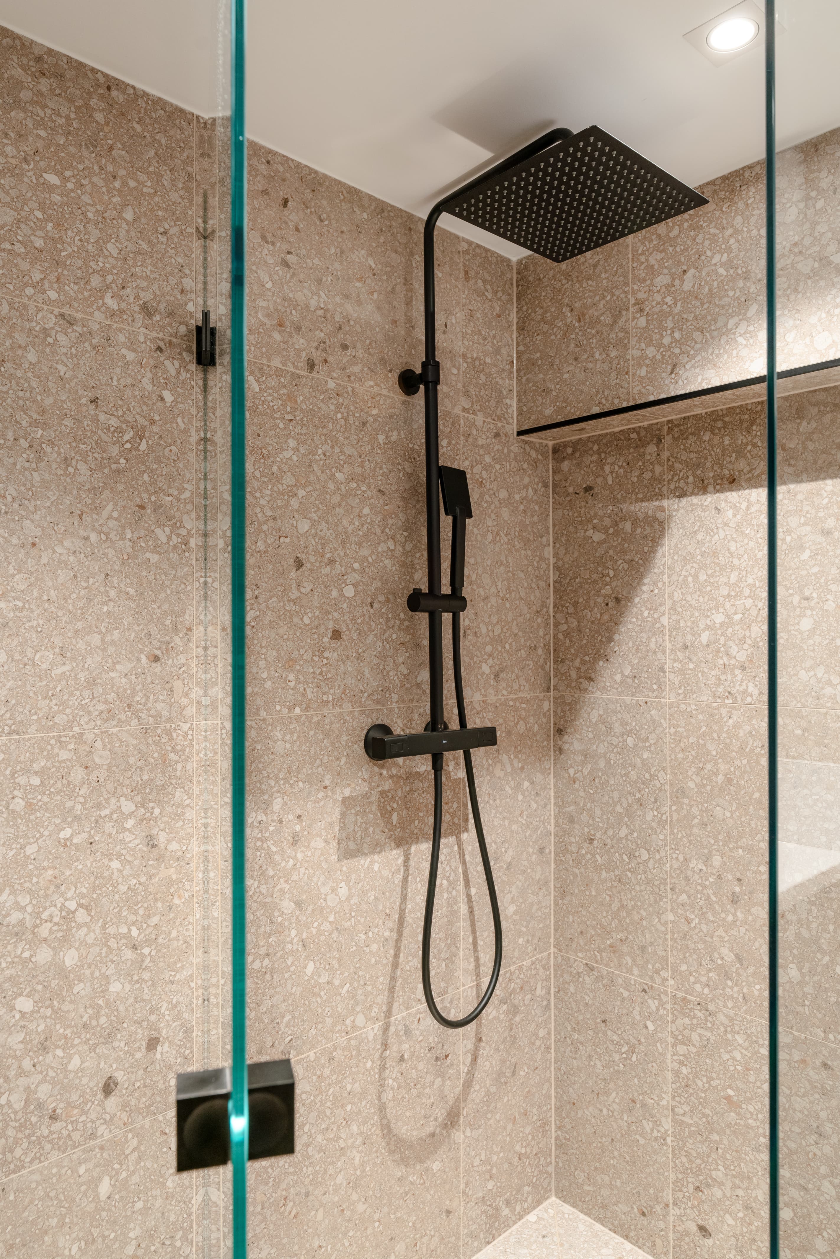 Dusjløsning med innebygd armatur